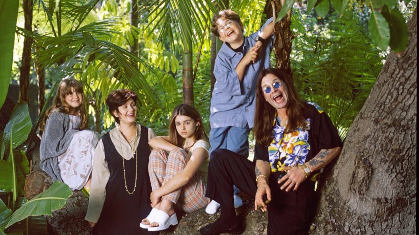 Cantor Ozzy Osbourne com sua família nos jardins de sua casa em Beverly Hills, Califórnia, em março de 1997. (Foto: Eddie Sanderson/Getty Images)