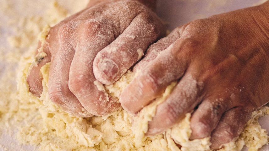 Fazer massa caseira é fácil e até terapêutico. Só requer paciência e carinho. (Foto: Caterina Barjau)