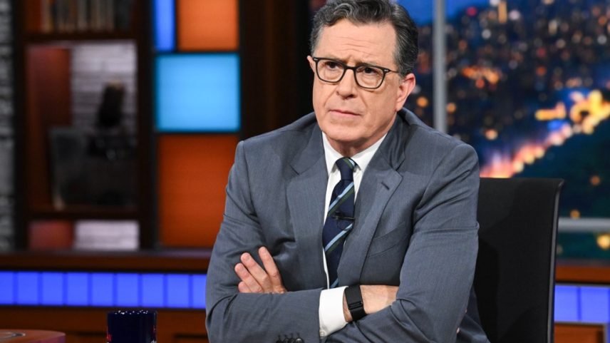 Stephen Colbert se acalmou após o cancelamento de 'The Late Show' na segunda-feira (21 de julho) ao convidar Lin-Manuel Miranda e 'Weird Al' para tocar Coldplay. (Foto: Reprodução)