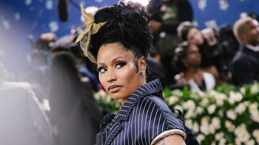 Nicki Minaj criticou os democratas por atacarem suas alegações sobre a vacina COVID-19, que supostamente teria causado a impotência do amigo de seu primo. (Foto: Reprodução)
