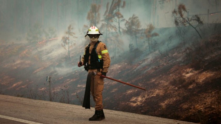Bombeiro monitora um incêndio florestal em Pombal, Portugal (Foto: Carlos Costa/AFP)