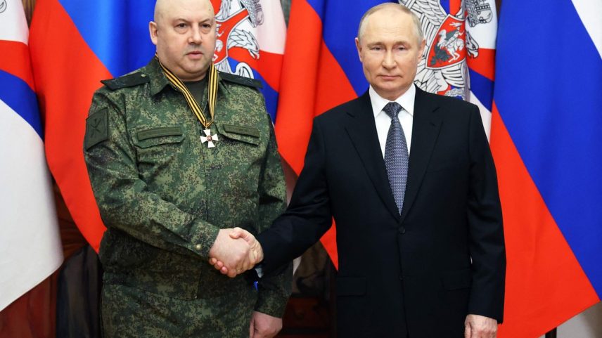 Presidente russo Vladimir Putin (d) com o comandante da operação militar russa na Ucrânia, general Sergei Surovikin (e) em 2022 (Foto: Mikhail KLIMENTYEV / POOL / AFP)