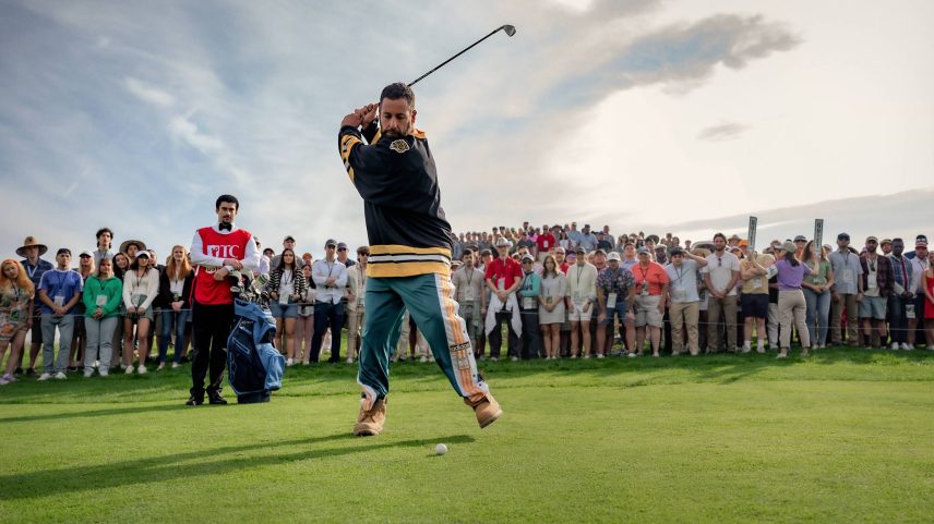 Bad Bunny (à esq.) e Adam Sandler em cena de 'Um Maluco no Golfe 2' ('Happy Gilmore 2') (Foto: Scott Yamano/Netflix)