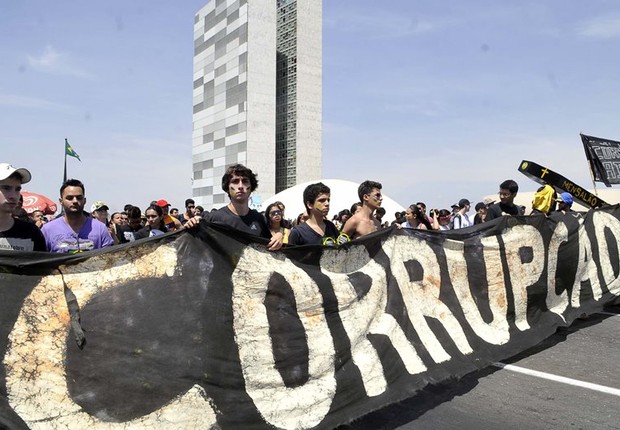 Manifestantes fazem ato contra a corrupção em Brasília (Foto: Antonio Cruz/Agência Brasil)
