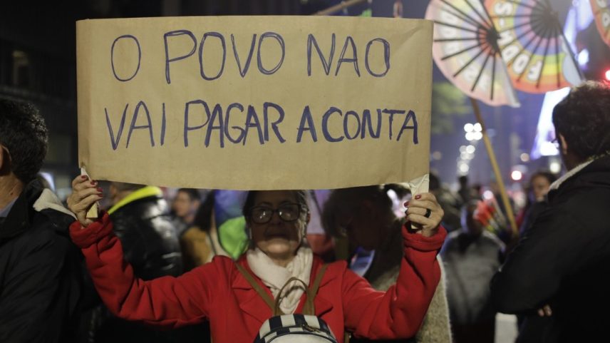Protesto pela taxação dos super-ricos (Foto: Edilson Dantas / O Globo)