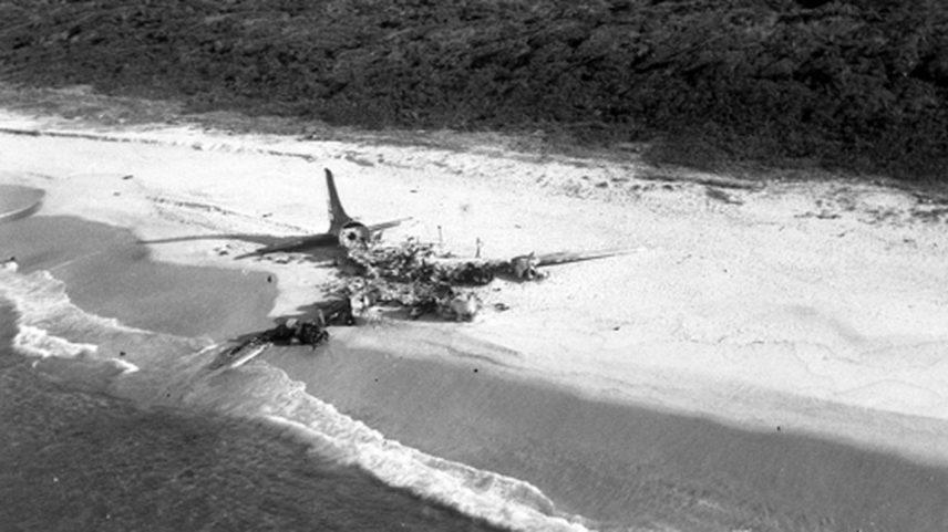 Restos do avião Douglas DC-6 na Praia do Sul, em Ilha Grande, 1958 (Foto: Arquivo/Agência O GLOBO)