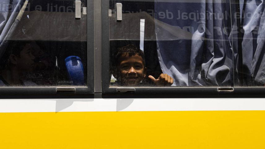 Aluno em ônibus escolar em frente à Escola Estadual Professor Ângelo Antonio Fernandes Biase, vizinha ao posto de fronteira Brasil-Venezuela, em Pacaraima (RR) (Foto: Shanti Sai Moreno Brooks - 2.set.2024/Folhapress)