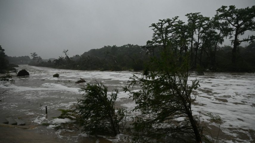 Enchentes causam estragos no Texas (Foto: RONALDO SCHEMIDT / AFP)