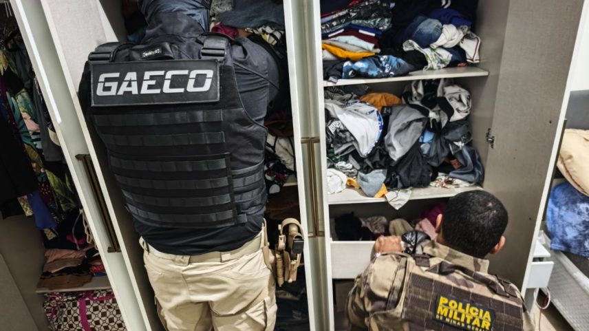 Agentes durante operação que prendeu líderes de facção que atua na Bahia (Foto: MPBA/Divulgação)