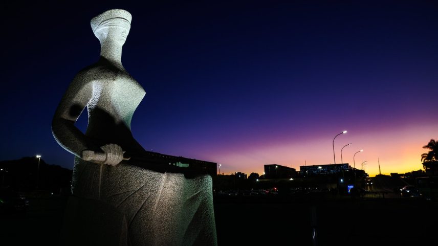 A estátua da Justiça em frente ao Supremo Tribunal Federal em Brasília (Foto: Ton Molina/STF)