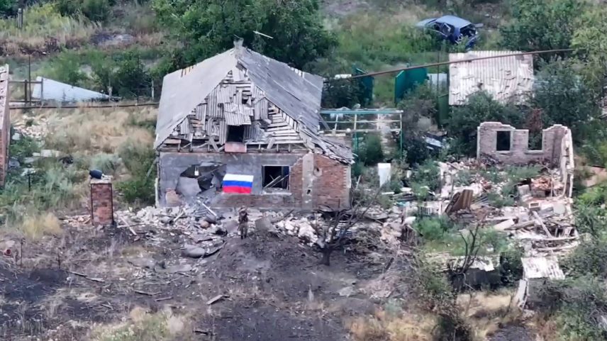 Soldado com a bandeira russa na periferia de Tchasiv Iar - Ministério da Defesa da Rússia/AFP (Foto: Ministério da Defesa da Rússia/AFP)