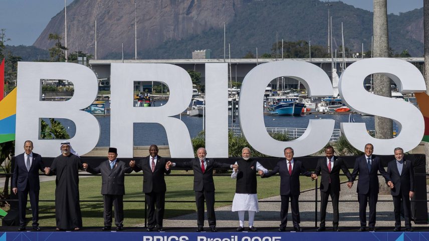 Presidente Luiz Inácio Lula da Silva posa para foto oficial com demais autoridades dos países que fazem parte do Brics, no Museu de Arte Moderna do Rio de Janeiro (Foto: Eduardo Anizelli/6.jul.25/Folhapress)