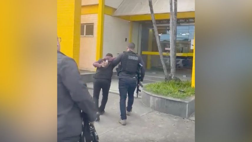 Homem chega algemado à delegacia de Imbariê (Foto: Reprodução)