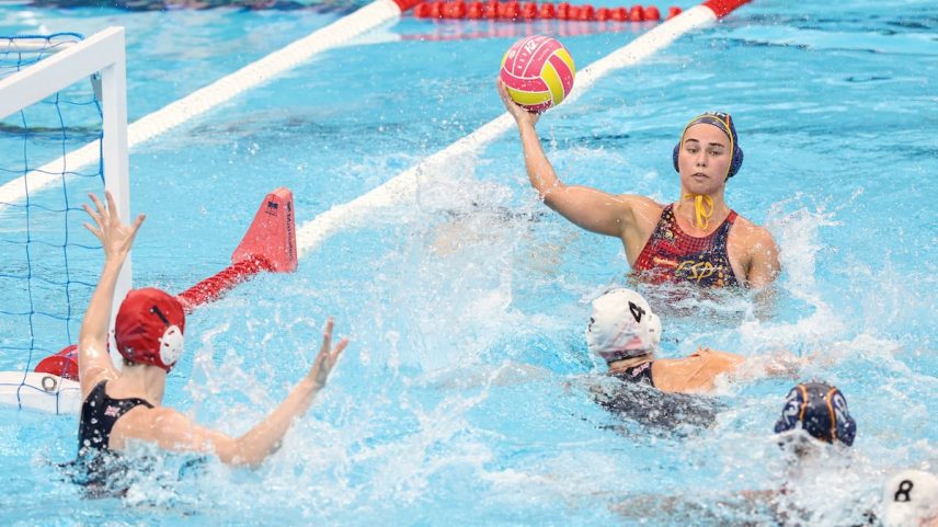 A espanhola Nona Pérez segura a bola durante o jogo contra a Grã-Bretanha, nesta terça-feira em Cingapura. (Foto: HOW HWEE YOUNG/EFE)