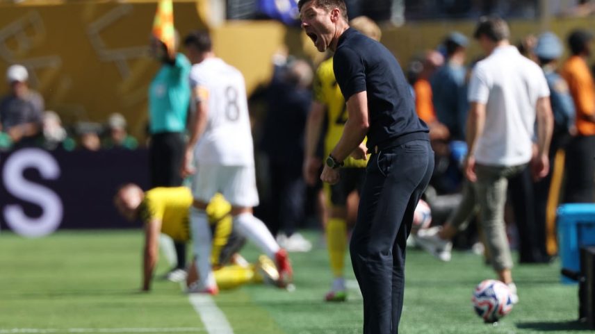 Xabi Alonso, durante o partido contra o Borussia Dortmund. (Foto: Mike Segar/REUTERS)