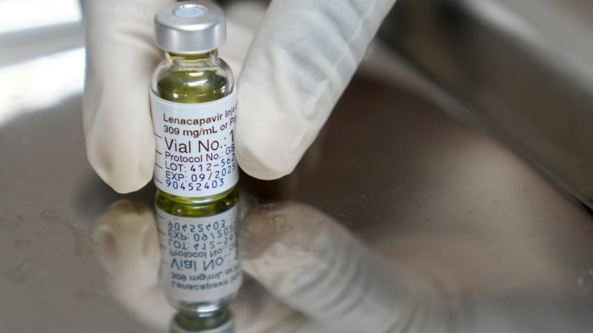 Um farmacêutico sostiene una dosis de lenacapavir, un poderoso medicamento para prevenir el sida, en la fundación Desmond Tutu de Ciudad del Cabo, en Sudáfrica, el 23 de junio de 2024 (Foto: Nardus Engelbrecht/AP)