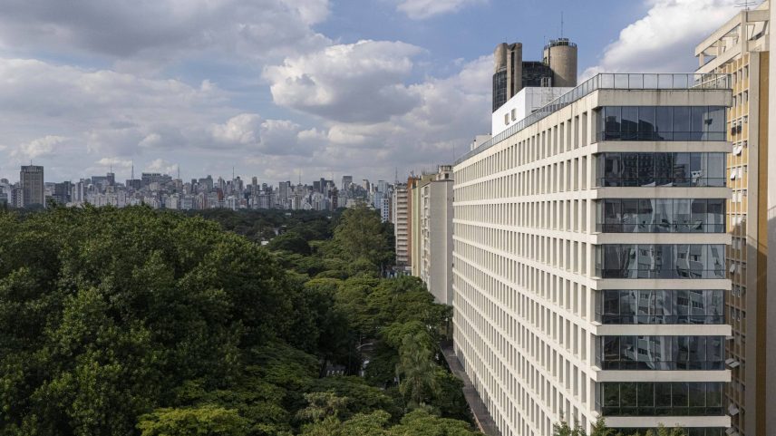 Novos empreendimentos imobiliários na região da Rua 9 de Julho, mais próximo do Itaim Bibi, estão mudando o perfil da região e fazendo com que os escritórios deem lugar para apartamentos residenciais (Foto: Danilo Verpa/Folhapress)