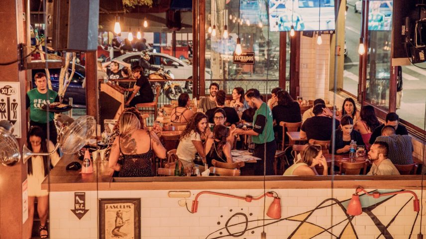 PESO NO BOLSO - Restaurante na Vila Madalena, em São Paulo: comer fora de casa está cada vez mais caro (Foto: Gabriel Cabral/Folhapress)