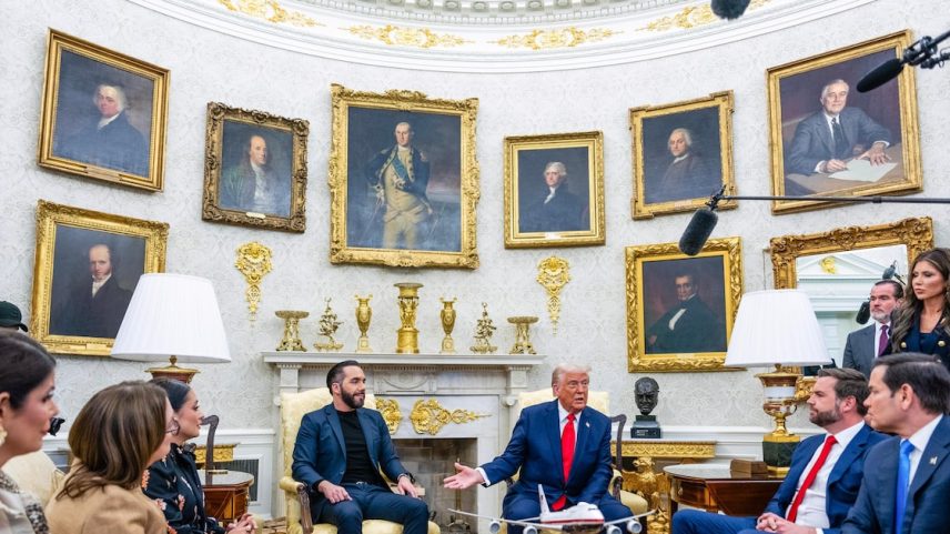 Nayib Bukele encontra-se com Donald Trump em abril de 2025; veja como o presidente de El Salvador tem beneficiado seu país com parceria com governo do americano (Foto: Eric Lee/NYT)
