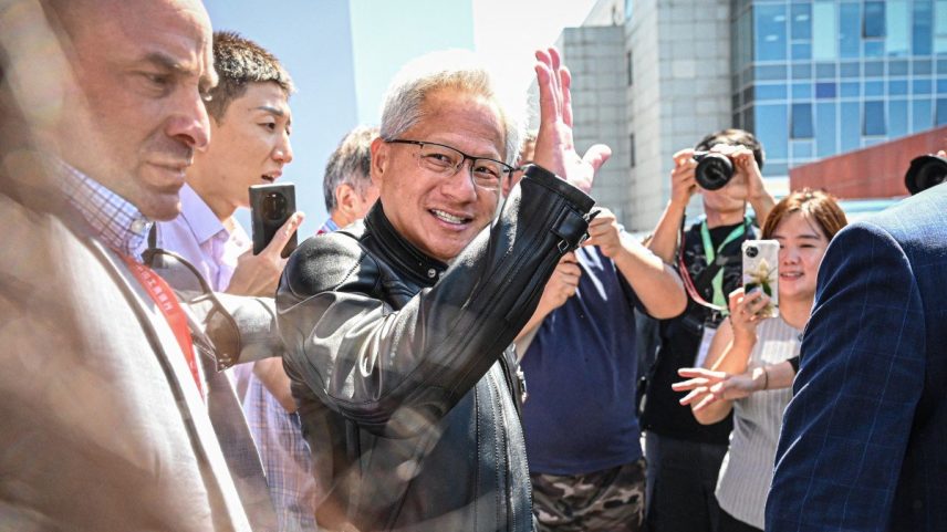Jensen Huang, CEO da Nvidia, acena para a multidão ao sair durante a China International Supply Chain Expo (CISCE), em Pequim, em 17 de julho de 2025 (Foto: Jade GAO / AFP)