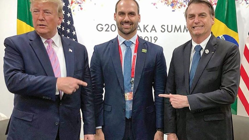 Relações - Trump, Eduardo e Bolsonaro em 2019, durante o G20 no Japão: proximidade antiga (Foto: @BolsonaroSP/Instagram)