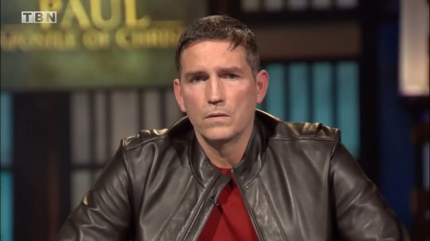O ator Jim Caviezel em entrevista ao programa Praise, da rede cristã TBN. (Foto: YouTube/Praise on TBN)