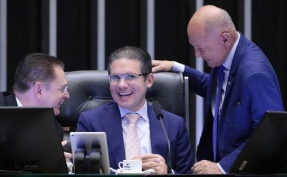 Discussão e Votação de Propostas Legislativas. Dep. Sóstenes Cavalcante (PL - RJ); Presidente da Câmara dos Deputados, Hugo Motta (REPUBLICANOS - MG) e Dep. Coronel Chrisóstomo (PL - RO) (Foto: Bruno Spada/Câmara dos Deputados)