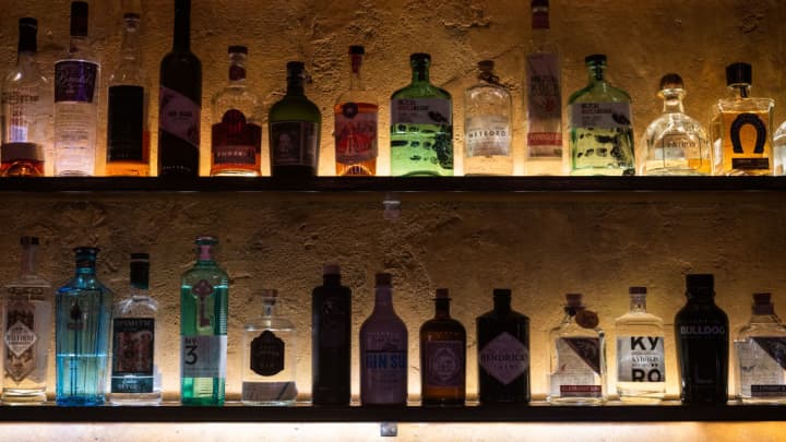 Prateleira de bebidas em um bar em Neukölln. (Foto: Picture Alliance | Picture Alliance | Getty Images)