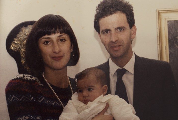 Daphne com o marido, Peter, e um dos três filhos, Paul, em foto de 1989: ela morreu em 2017 quando seu Peugeot 108 explodiu (Foto: Daphne Project para Getty Images)