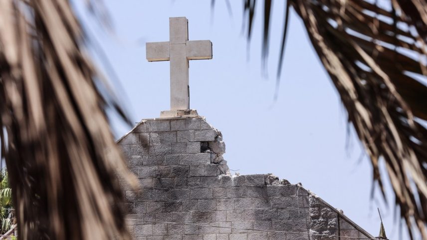 Uma vista dos danos na Igreja da Sagrada Família na Cidade de Gaza após um ataque israelita ao bairro de Zeitoun, no norte do enclave. 17/07/2025 (Foto: Omar Al-Qattaa/AFP)