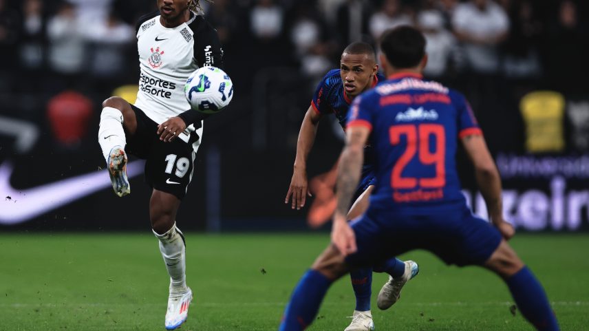 Andre Carrillo tenta jogada na partida entre Corinthians e Red Bull Bragantino pelo Campeonato Brasileiro 2025 (Foto: Ettore Chiereguini/AGIF)