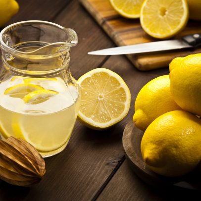 Menino de 10 anos fatura mais de US$ 10 mil com sua barraca de limonada
