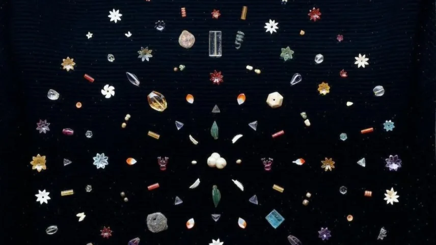 Os joias são compostas por quase 1.800 pérolas, rubis, safiras e folhas de ouro estampadas - (Foto: Courtesy: Sotheby's)