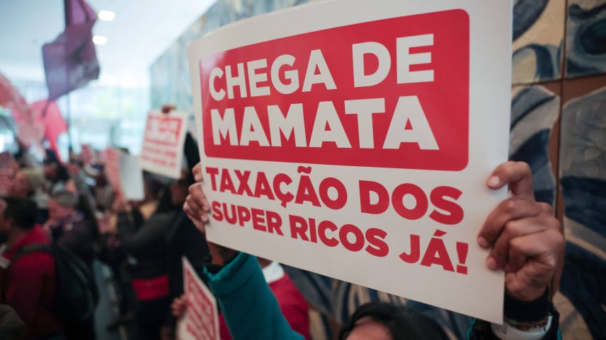 Protesto no prédio do Itaú, na avenida Faria Lima, pela taxação dos super-ricos (Foto: Danilo Verpa - 3.jul.25/Folhapress)