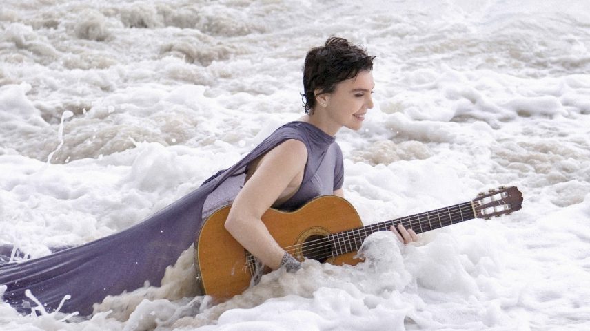 Adriana Calcanhotto na Praia do Vidigal, Rio (Foto: Divulgação/Leo Aversa)