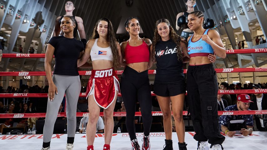 Amanda Serrano posa com promessas do boxe em treino aberto em Nova York (Foto: Esther Lin/Most Valuable Promotions)