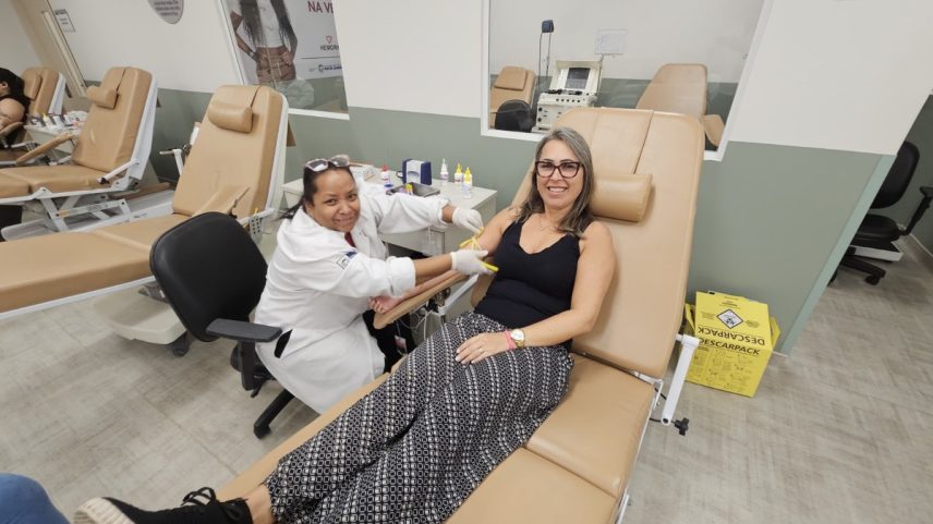 A esteticista Renata Franco da Silva, de 48 anos, compareceu ao Hemorio na última semana para fazer a doação (Foto: Divulgação Hemorio)
