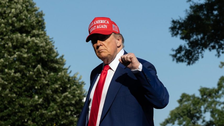 O presidente dos Estados Unidos, Donald Trump, acena durante caminhada na Casa Branca, em Washington (Foto: Anna Rose Layden/NYT)