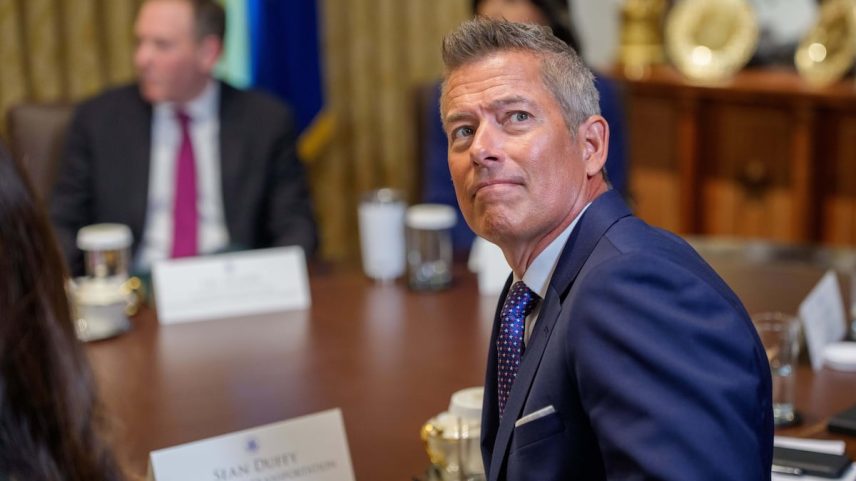 O Secretário de Transporte dos Estados Unidos, Sean Duffy, em uma reunião do Gabinete na Sala do Gabinete da Casa Branca, no dia 8 de julho. (Foto: CONTACTO via Europa Press)