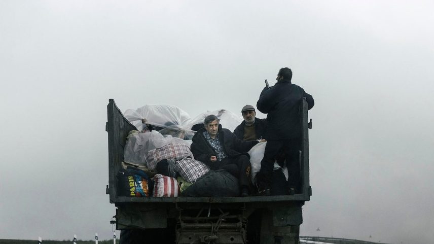 Caminhão com refugiados do Nagorno-Karabakh chega à Armênia, 25 de setembro de 2023. (Foto: anna Heitmann/The New York Times)