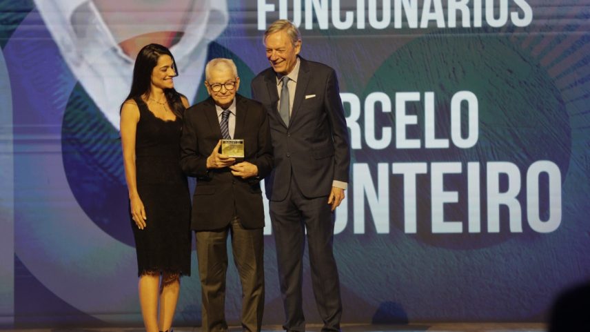O lustrador Marcelo Monteiro entre o cartunista Chico Caruso e Luiza Marinho Rabelo, representante do conselho da família Marinho, bisneta de Irineu e neta de Roberto Marinho (Foto: Alexandre Cassiano / Agência O Globo)