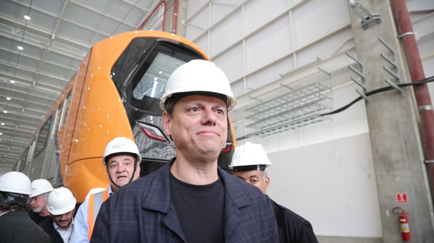 Governador de São Paulo, Tarcísio de Freitas, durante entrega do primeiro trem da Linha 6-Laranja do metrô (Foto: Divulgação)