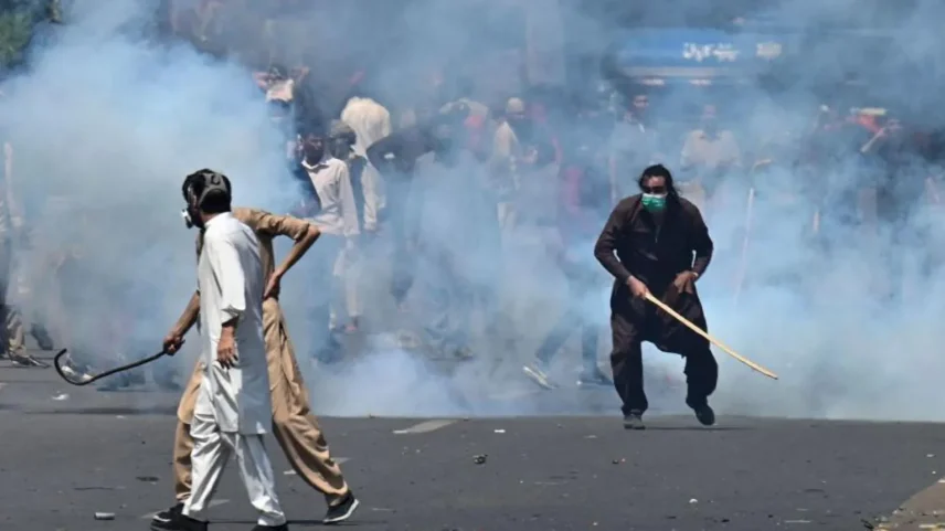 Conflitos violentos eclodiram entre as forças de segurança e os apoiadores de Khan após sua prisão em 9 de maio de 2023 (Foto: Getty Images)