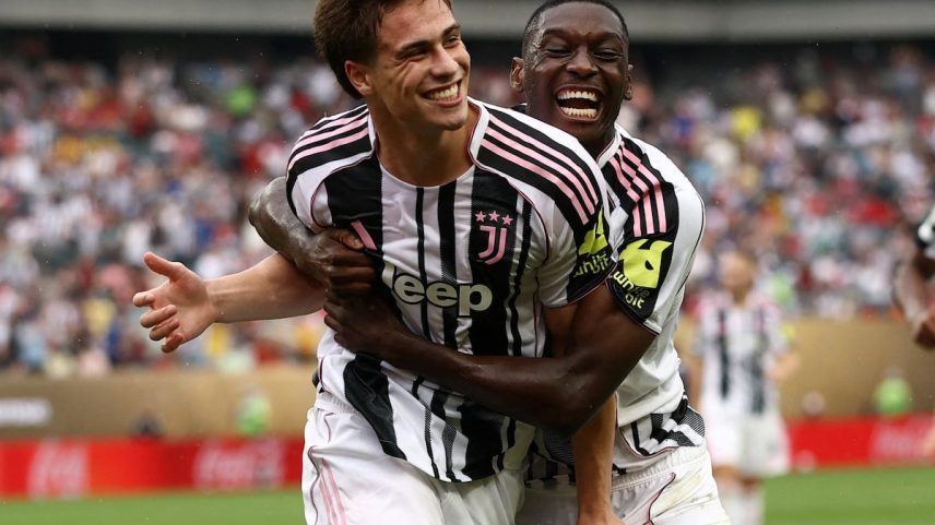 Kenan Yildiz (esquerda) celebra o terceiro gol da Juventus contra o Wydad Casablanca com Randal Kolo Muani. (Foto: Lee Smith/REUTERS)