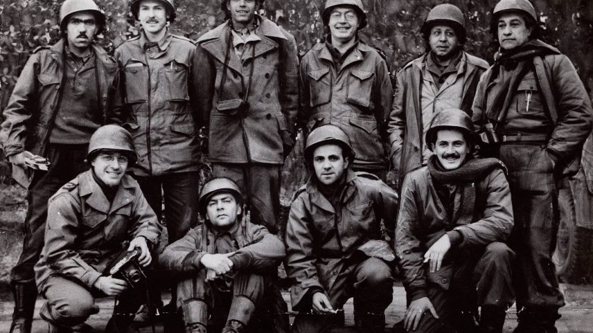 Força Expedicionária Brasileira. Sentados, da esq. para a dir.: Allan Fischer, Joel Silveira, Egídio Squeff e Fernando Stamato. Em pé, na mesma ordem: Rubem Braga, Frank Norall, Thassilo Mitke, Henry Bagley, Raul Brandão e Horácio Gusmão (Foto: Arquivo Nacional/Fundo Correio da Manhã)