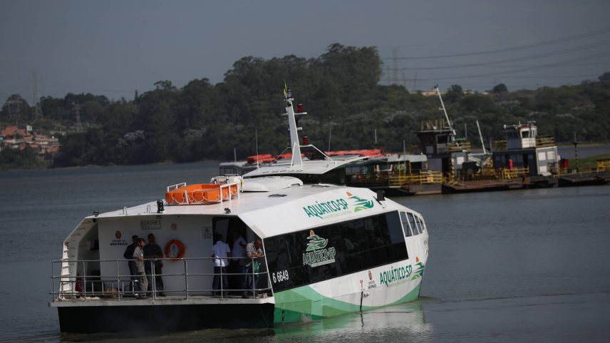 Embarcação do transporte hidroviário da prefeitura deixa o terminal Parque Mar Paulista, na Pedreira, zona sul da cidade; casal à deriva foi resgatado nesta segunda (14) (Foto: Zanone Fraissat - 13.mai.24/Folhapress)