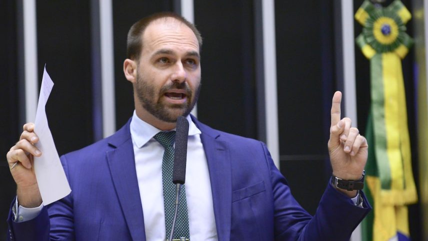 Eduardo Bolsonaro (PL-SP) afirmou ao 'Estadão' que deve renunciar ao mandato na Câmara. (Foto: Nilson Bastian/Câmara dos Deputados)