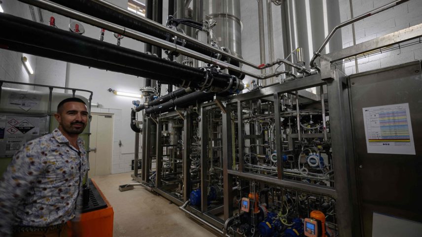 Engenheiro químico manipula amostras de vinho sem álcool na França (Foto: Lionel Bonaventure/AFP)