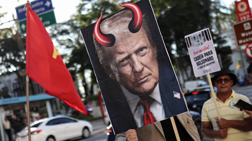 Grupo protesta em São José dos Campos (SP) contra tarifas impostas pelo presidente dos EUA Donald Trump ao Brasil (Foto: Roosevelt Cassio/REUTERS)