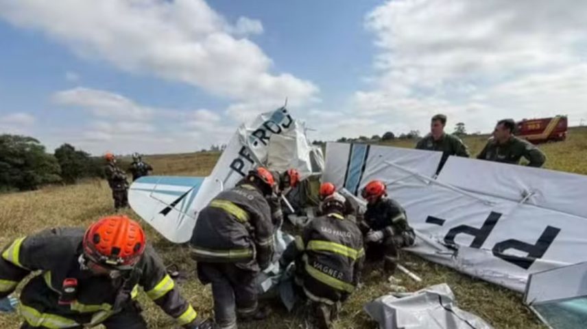 Avião de pequeno porte cai em Rio Preto. Duas pessoas morreram. (Foto: CORPO DE BOMBEIROS)